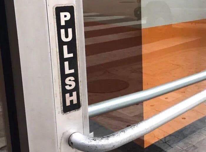 Door with sign that says 'Pullsh'